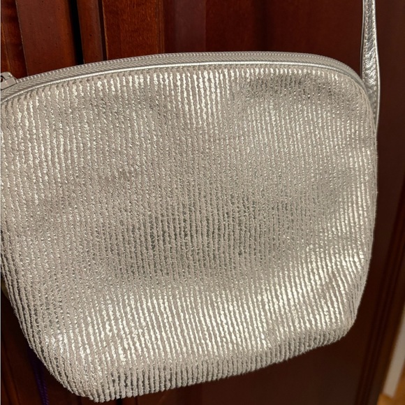 Cache Made in Italy Silver Metallic Leather Crossbody Bag Purse - Picture 4 of 11